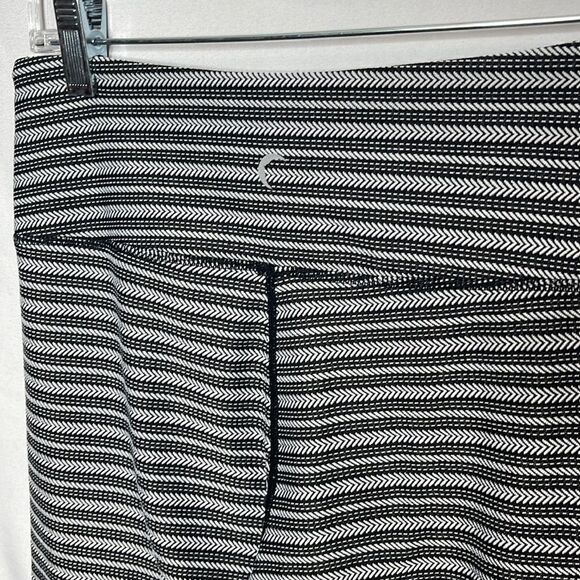 Zia Adrenaline & Deluxe 7/8 Black Aztec Leggings size 6-8. - Picture 8 of 9